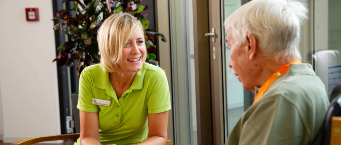 Therapeutin spricht mit Patient