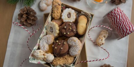 Schale mit Weihnatsplätzchen