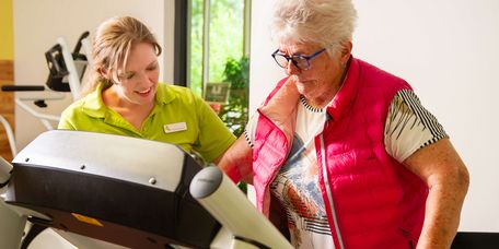 Patientin trainiert am Gerät