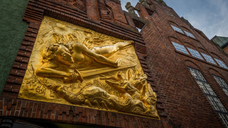 Lichtbringer - goldenes Relief über dem Eingang zur Böttcherstraße in Bremen