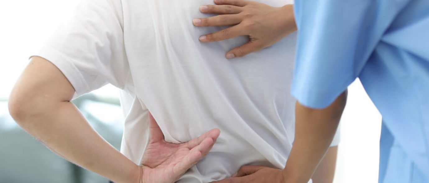 Arzt prüft den Rücken eines Patienten