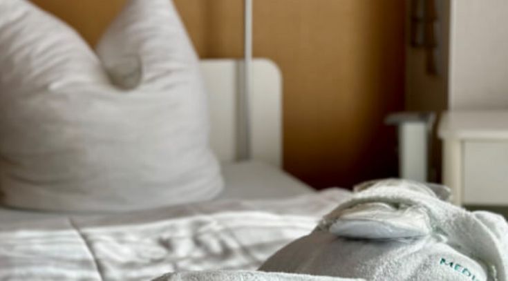 Handtücher und Bademantel auf dem Bett