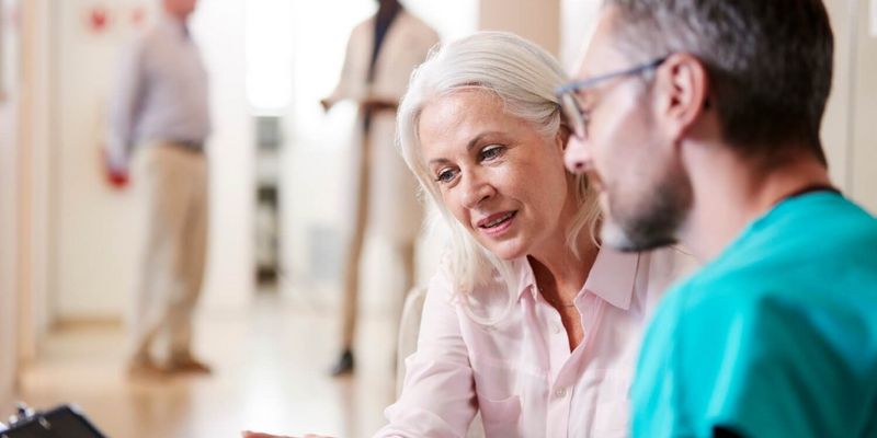 Ältere Patientin im Gespräch