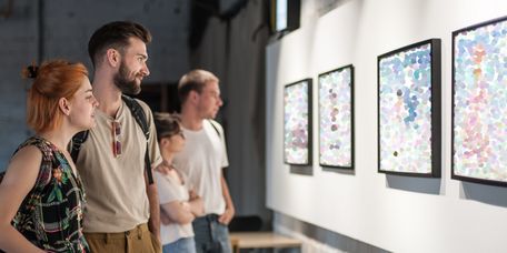 ein Gruppe schaut sich Gemälde imMuseum an