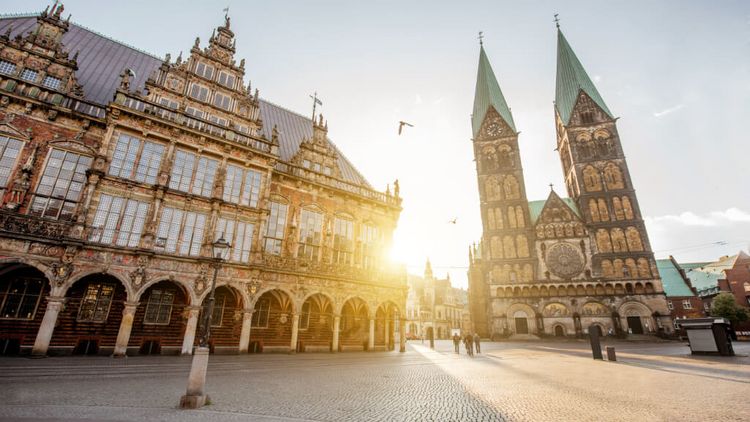 Markplatz in der Bremer Innenstadt mit historischem Rathaus und dem Dom