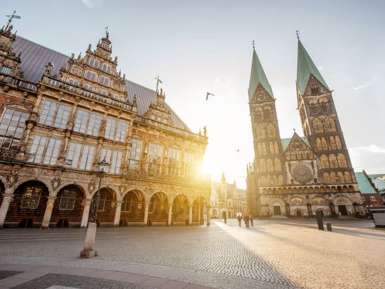 Markplatz in der Bremer Innenstadt mit historischem Rathaus und dem Dom