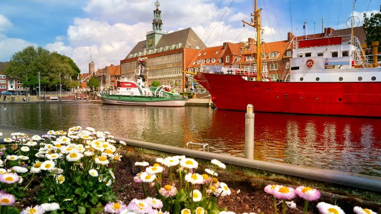 Binnenhafen Emden mit Blick auf das Rathaus