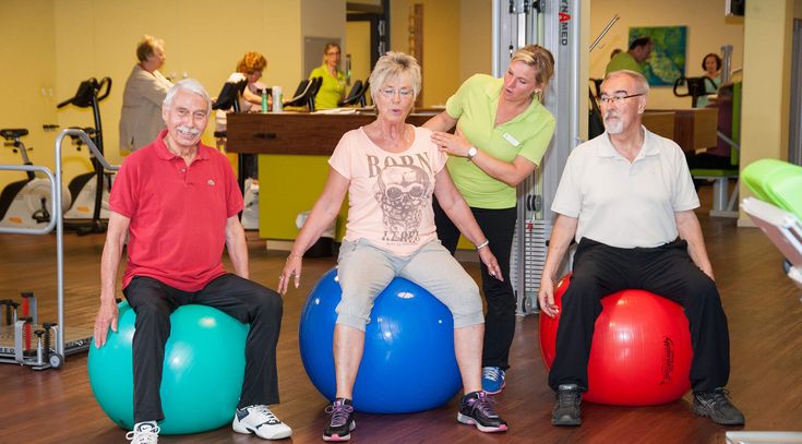 Gruppe beim Sport mit dem Ball