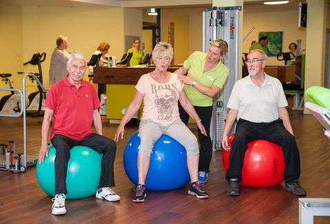 Gruppe beim Sport mit dem Ball